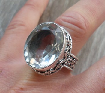 Zilveren edelsteen ring met wit Topaas in bewerkte setting 18 mm